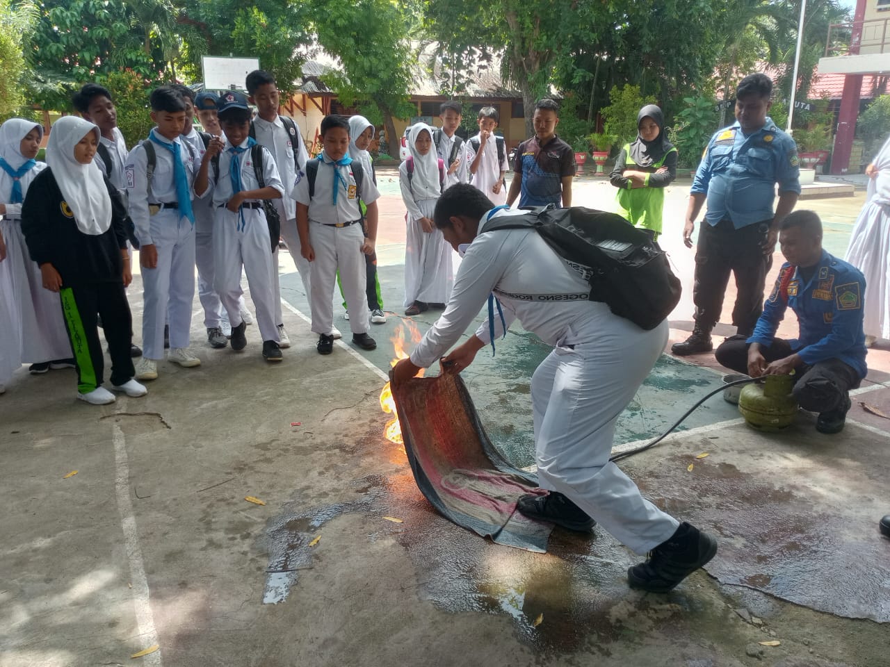 Damkar Gelar Sosialisasi Pencegahan Kebakaran di SMPN1 Tilamuta untuk Meningkatkan Kesadaran dan Kesiapsiagaan
